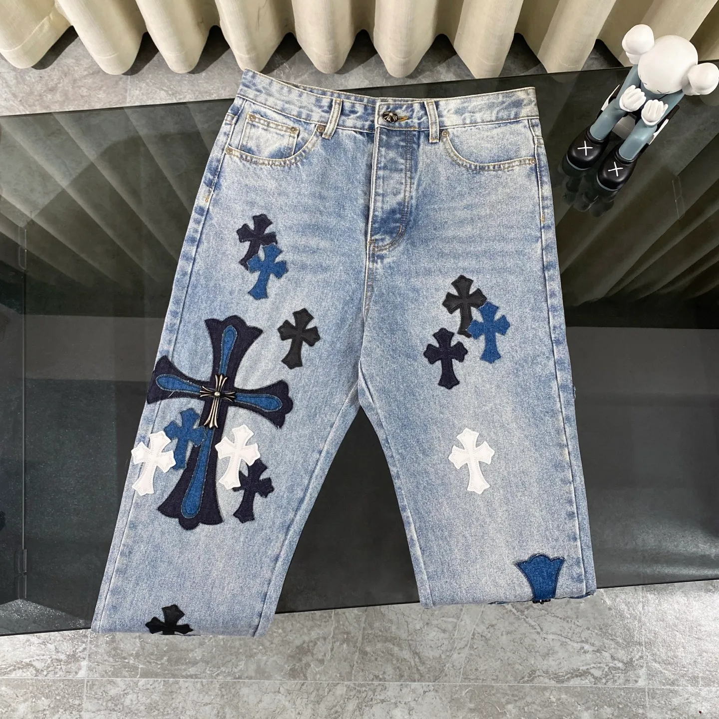 P310 Ch rare co-branded top item Chrome hearts new Chrome heart patchwork patchwork cross stitching micro-flare jeans Top-notch configuration, details are invincible! ! Cleanfit has become very popular in the past two years, and Kroxin’s consistent style is particularly high-end! ! Imported Japanese woven fabric ready-made clothes, genuine leather Crocodile leather labels and waist cloth leather tags are sewn on. The overall process is very cumbersome. The buttons on the trousers fly, rivets, back pockets, and metal decorative plates are all custom-made from molds. After they are finished, they are distressed to create a very effective effect. It has a vintage taste, and has been used by all kinds of big-name European and American celebrities. Kenijima’s cleanfit style has become popular all over the world. Top-grade hardware, pay attention to my detailed photos, the buttons are all detachable, and they are made of 925 engraved silver! ! Match as you like, suitable for both men and women ✔️✔️ Color: blue Size: 28—36